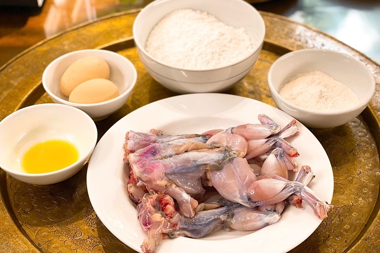 Cách làm ếch chiên lá lốt lạ miệng, giòn rụm thơm ngon không kém ngoài hàng - Hình 3
