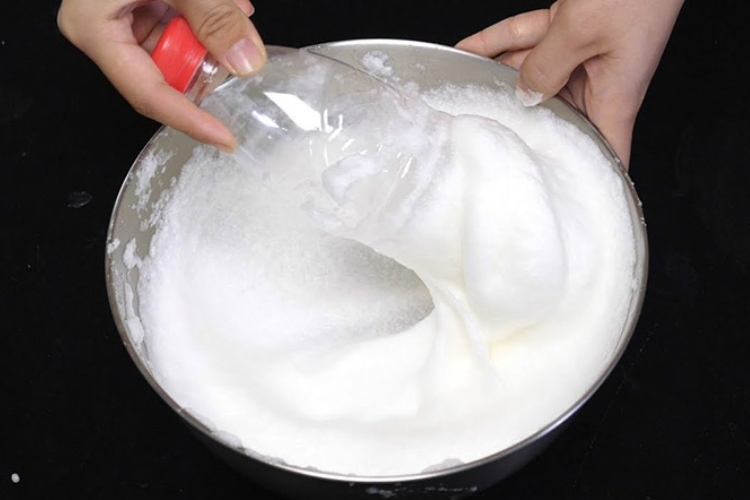 Cách đánh trứng bông bằng chai nhựa