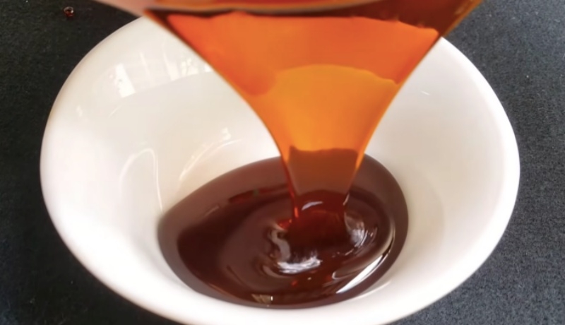 Nước màu dừa có vị ngọt dịu, không quá gắt và đắng, dùng được cho hầu hết các món ăn