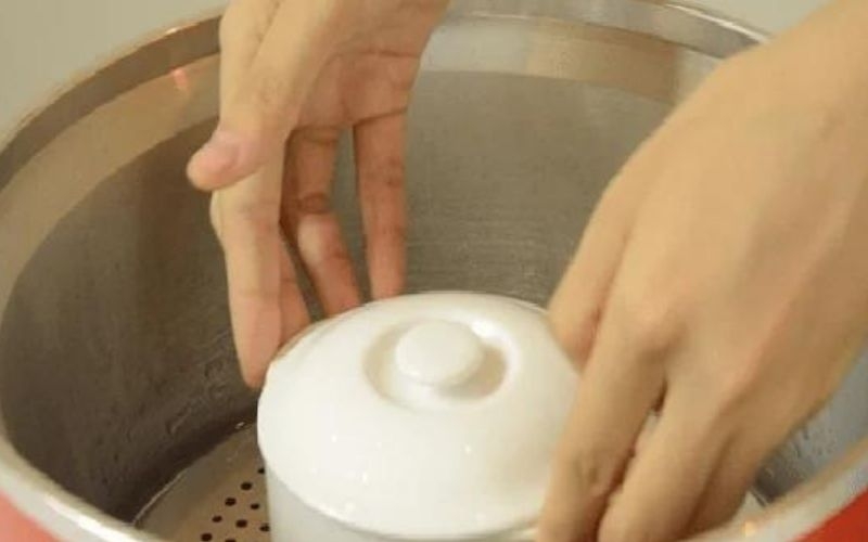 Hấp cách thủy tô nước cốt lá dứa