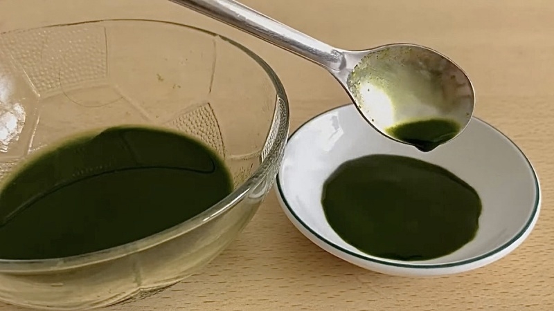 Nước màu lá dứa có màu xanh đậm đẹp mắt