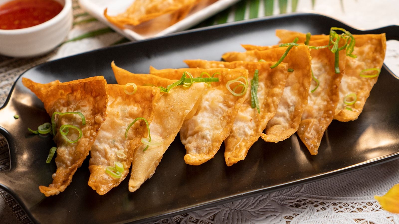 Hoành thánh nhân đậu xanh chiên giòn có vị bùi bùi, béo béo hòa với chút ngọt thơm của sữa đặc