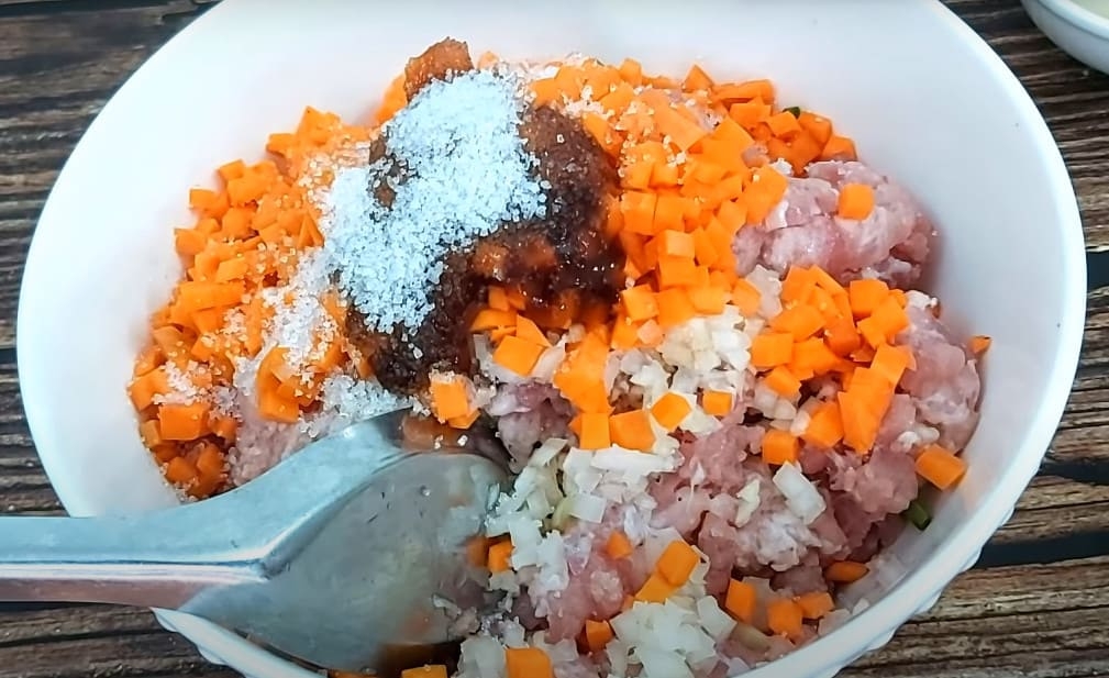 Tiến hành ướp nhân thịt