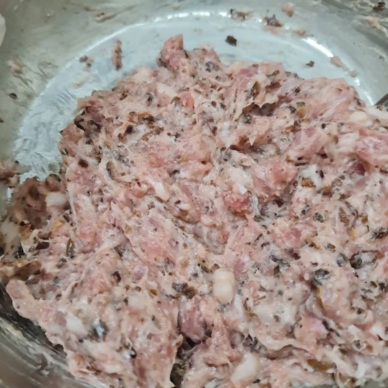 Làm phần nhân từ thịt heo xay và mộc nhĩ