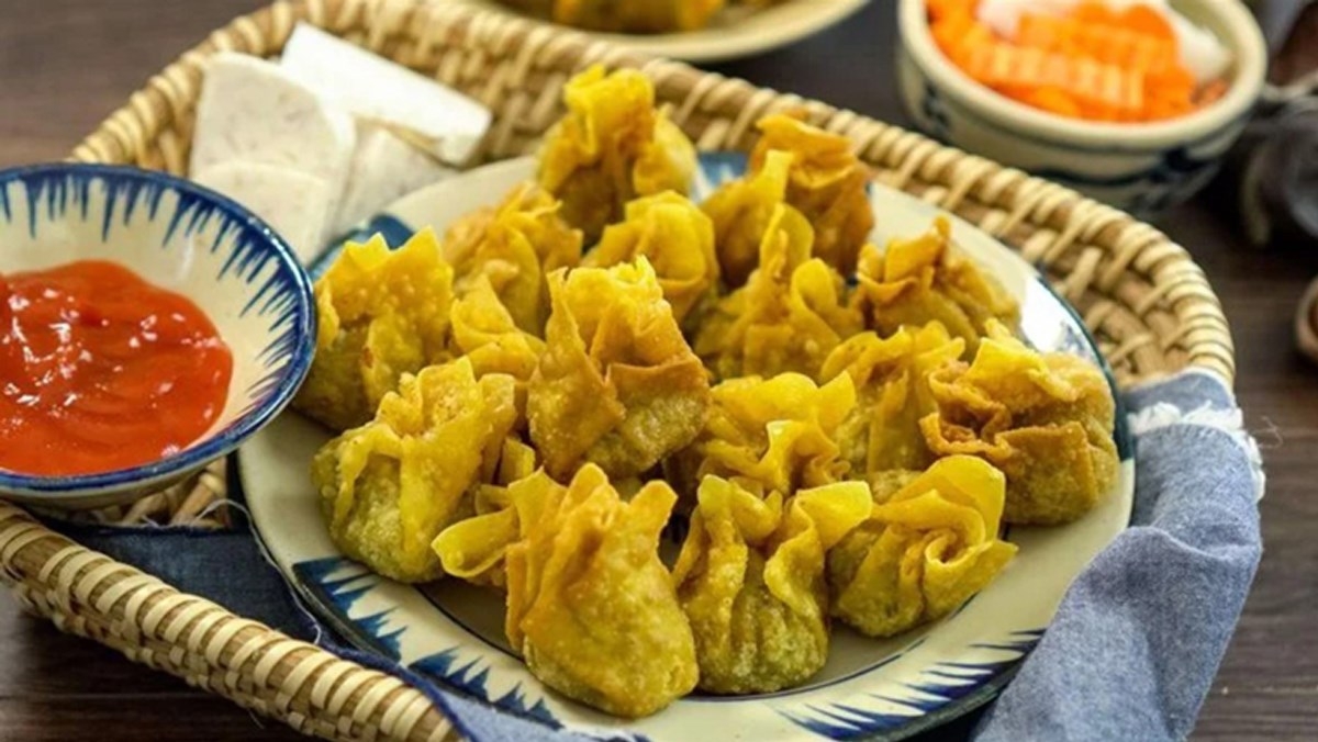Hoành thánh chiên giòn có vỏ bánh giòn rụm, nhân thịt thơm ngon nóng hổi, đảm bảo rất vừa miệng