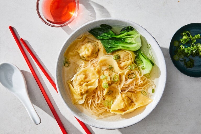 Món mì hoành thánh nhân tôm thịt có vị thanh ngọt, dễ nấu