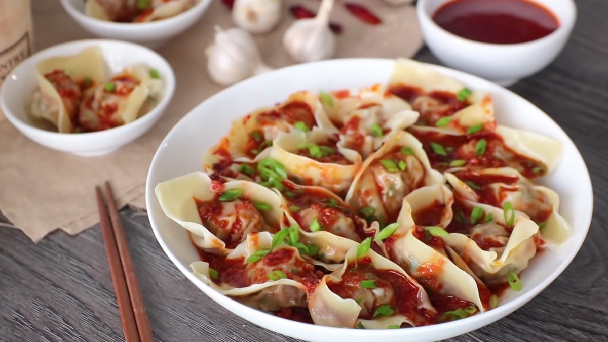 Hoành thánh sa tế có nhân thịt ngon ngọt, quyện với sốt chua mặn siêu hấp dẫn