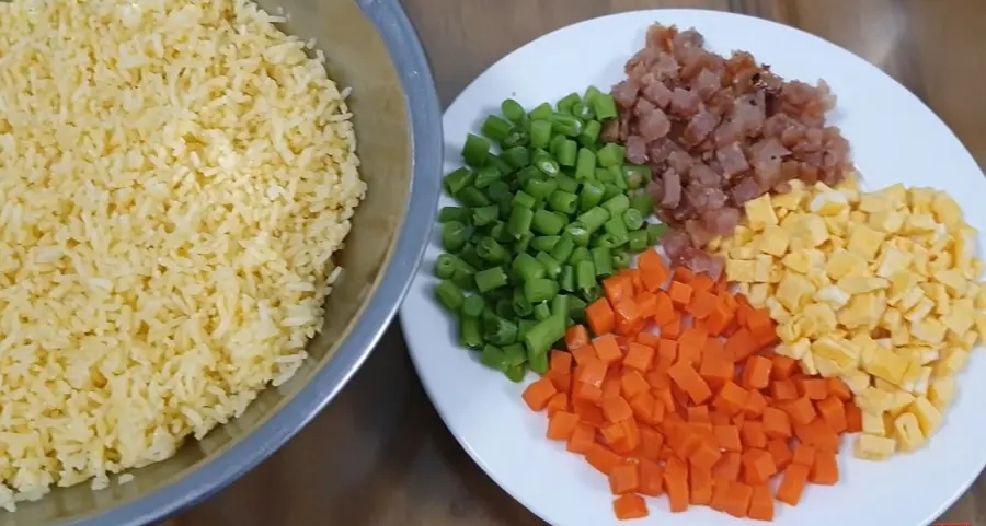 Cách làm cơm chiên Dương Châu hình 3