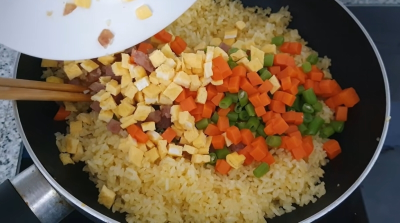 Cách làm cơm chiên Dương Châu hình 6