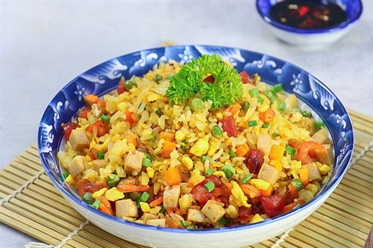 Bật mí cách làm cơm chiên giòn thơm ngon chỉ trong vài phút cho những ngày bận rộn - Hình 1