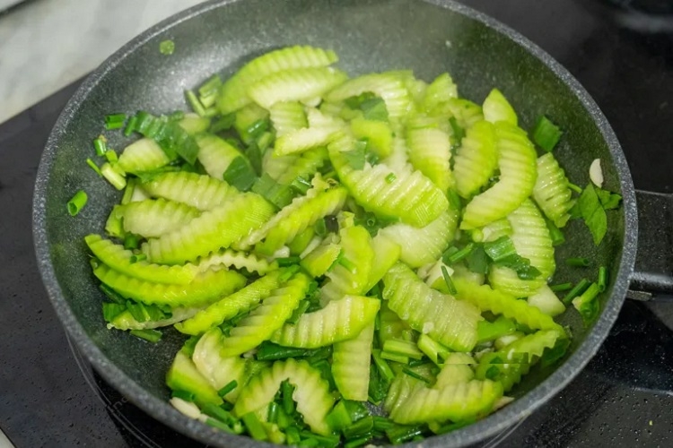 Xào bí xanh với tỏi