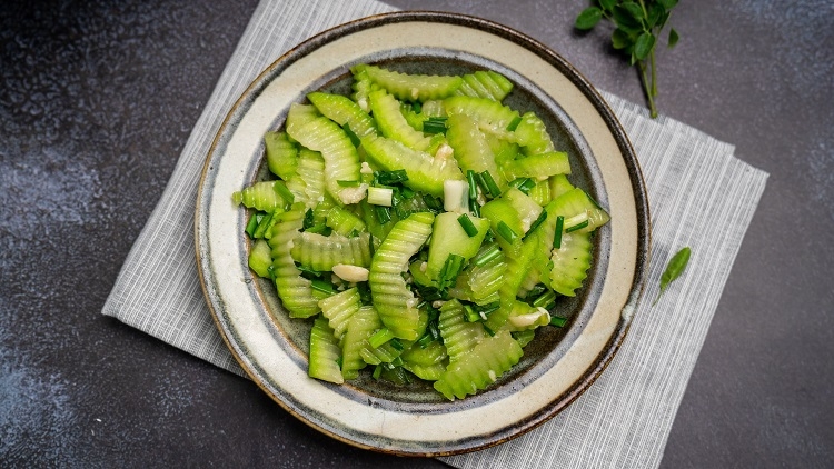 Đĩa bí xanh xào tỏi xanh tươi, giòn ngọt