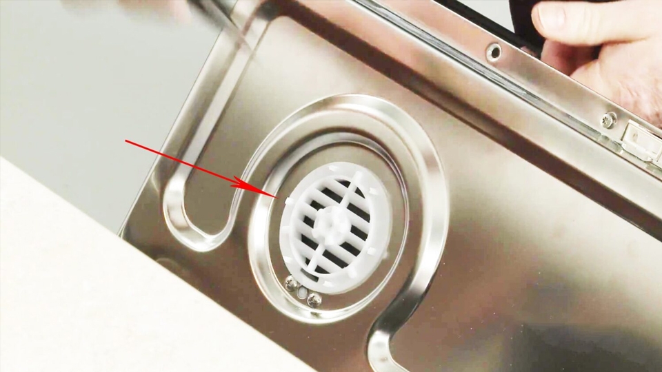 Máy rửa chén kêu to do quạt nhiệt bị hỏng hoặc bị rỉ sét.