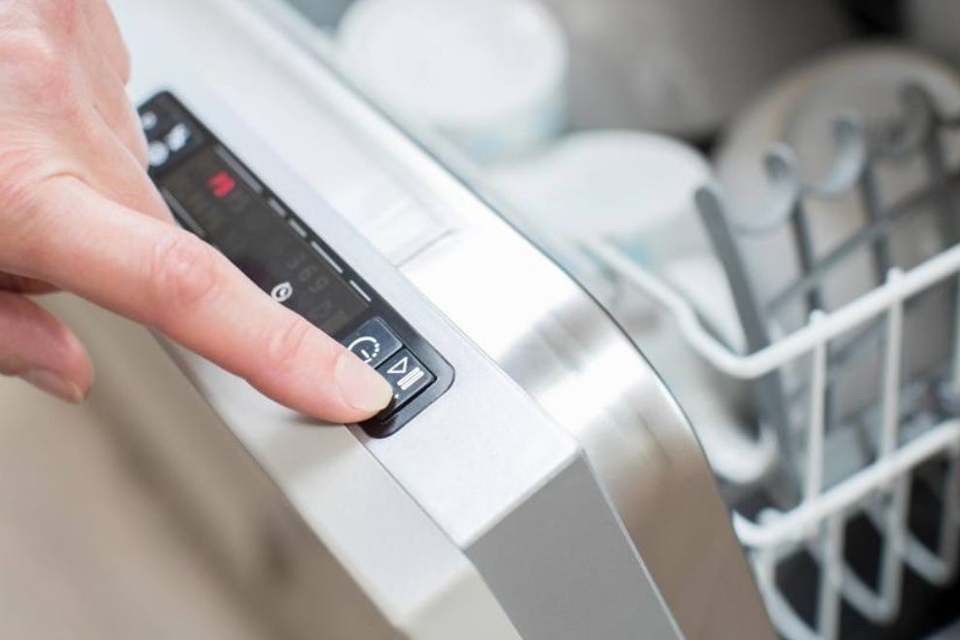 Máy rửa chén kêu to do van nước bị hỏng.