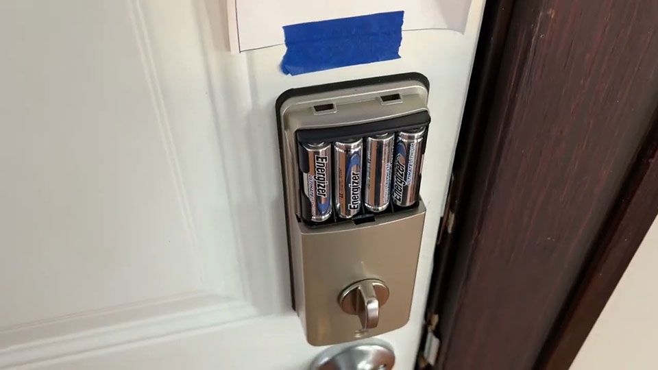 Thay pin khóa cửa vân tay - Ảnh 11