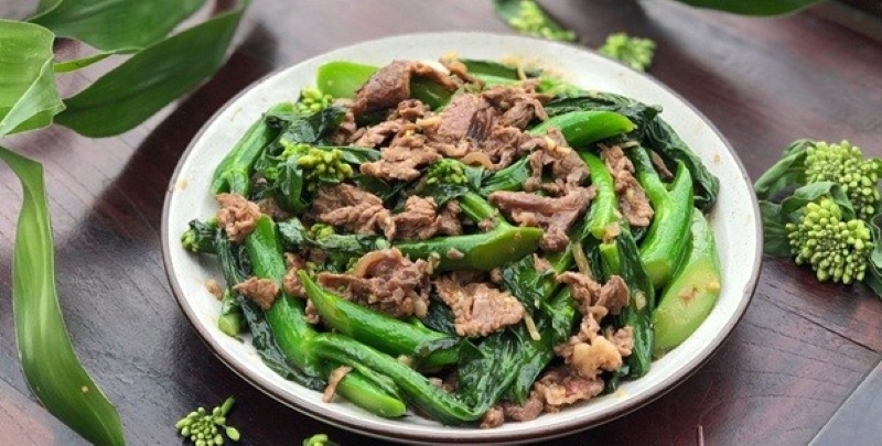 Thành phẩm món cải rổ xào tỏi với thịt bò