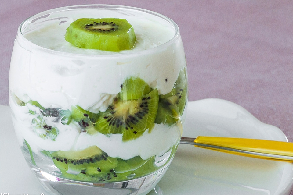 Ăn kiwi cùng kem tươi.