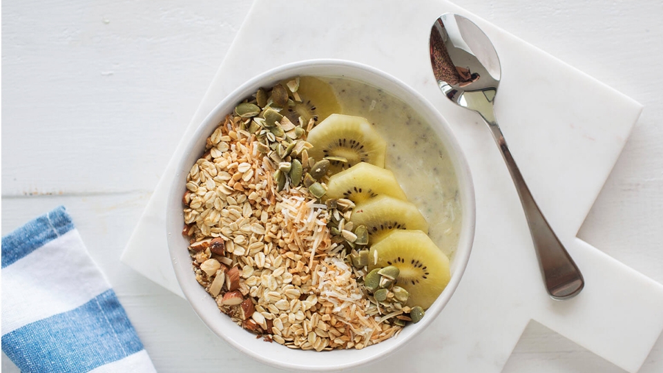 Ăn kiwi kèm với ngũ cốc.