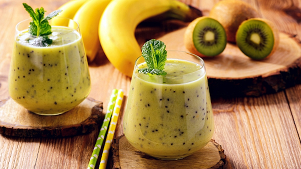 Làm sinh tố kiwi.
