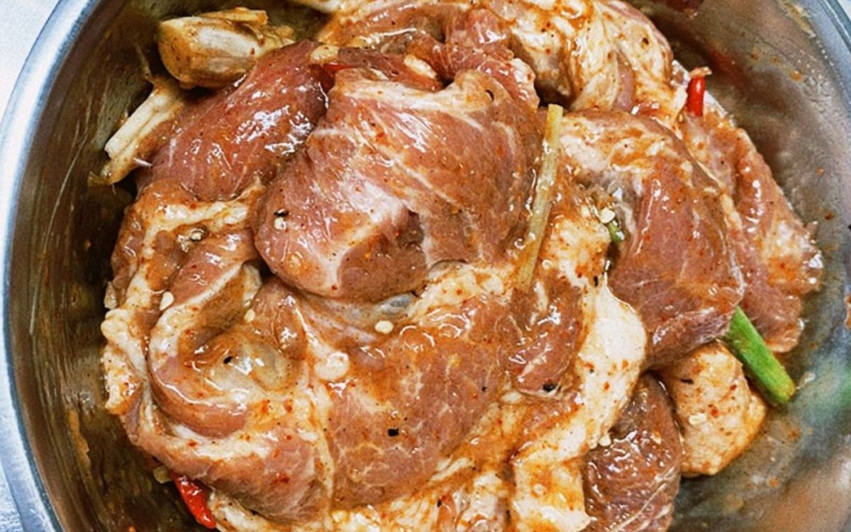Bước 2: Ướp sườn