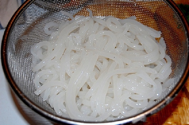 Luộc bánh canh bột lọc