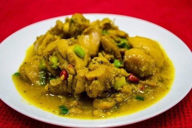 Gà kho nghệ có màu vàng ươm, đẹp mắt