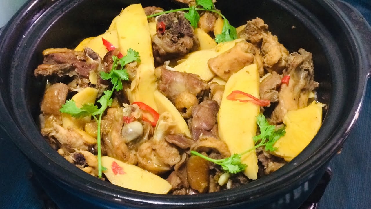 Gà kho măng, lựa chọn hấp dẫn giúp cân đối dinh dưỡng, cũng như đem lại sự ngon miệng, hấp dẫn