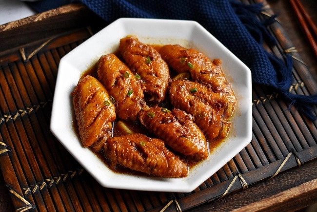 Gà kho coca quyến rũ thực khách bởi màu nâu cánh gián đẹp mắt và vị ngon độc đáo