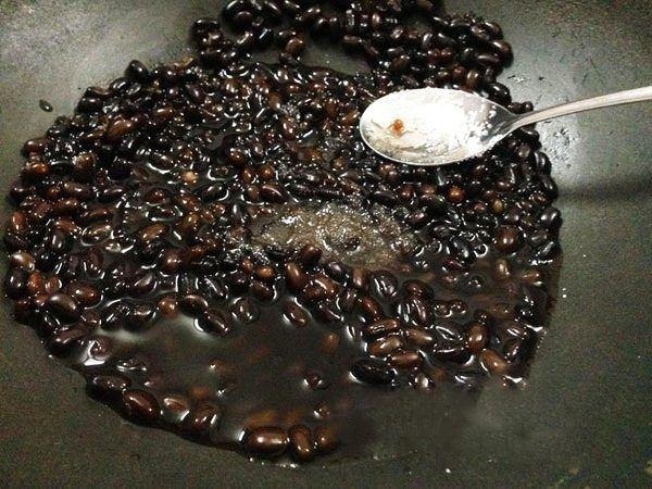 Ngào đường vào đậu đen