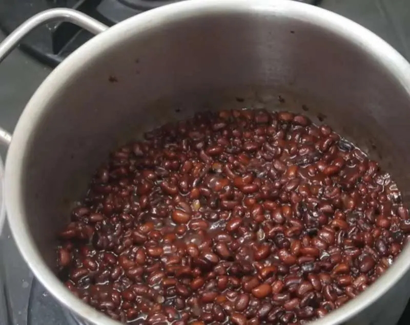 Ngào đường vào đậu đỏ