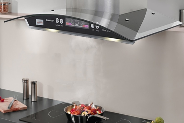 Khoảng cách giữa bếp và máy hút mùi không hợp lý