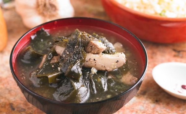 cách nấu canh rong biển khô sườn non