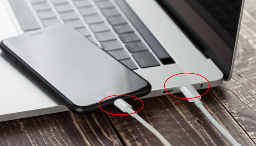 Kết nối cáp USB với điện thoại