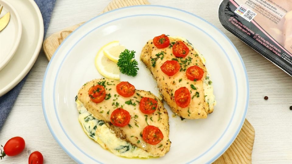 Ức gà nướng cùng cải bó xôi