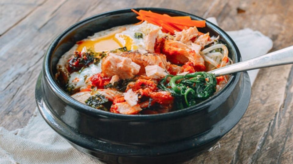 Cơm trộn cá hồi cải bó xôi