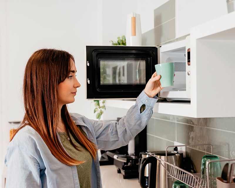 Có nên đứng trước lò vi sóng đang vận hành không? Một số cách ngăn chặn bức xạ từ lò vi sóng 3