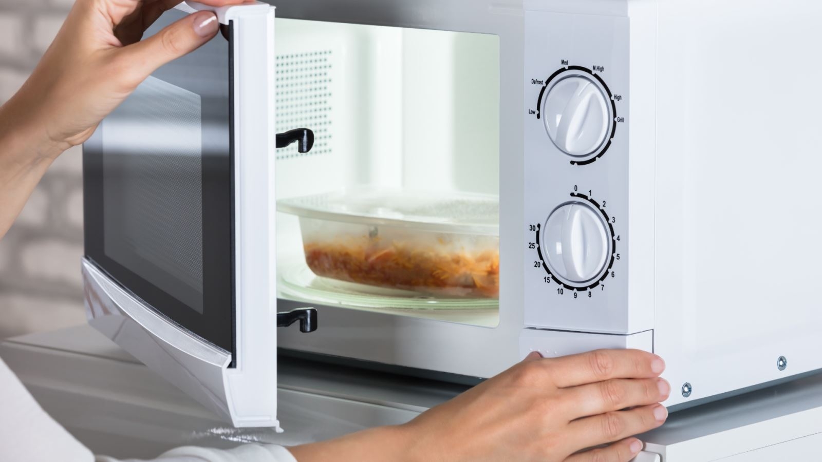 Có nên đứng trước lò vi sóng đang vận hành không? Một số cách ngăn chặn bức xạ từ lò vi sóng 4