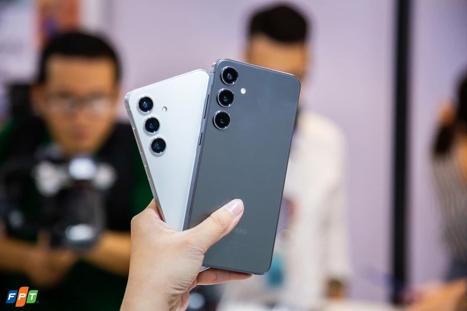 So sánh Galaxy S24 Plus và iPhone 15 Pro (ảnh 2)