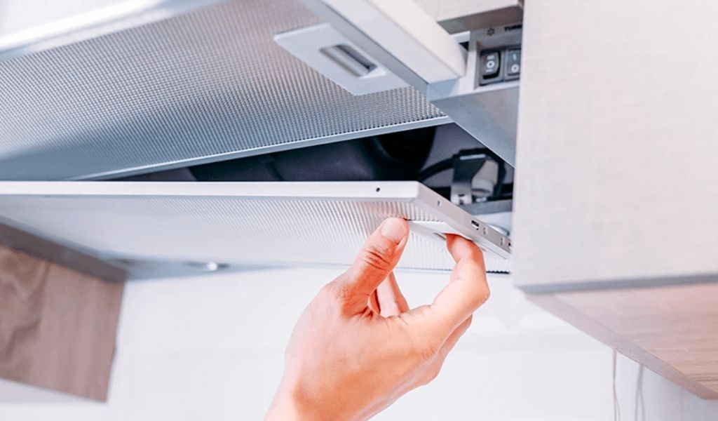 Hướng dẫn cách vệ sinh máy hút mùi đúng để khử mùi hiệu quả và sử dụng bền lâu 2