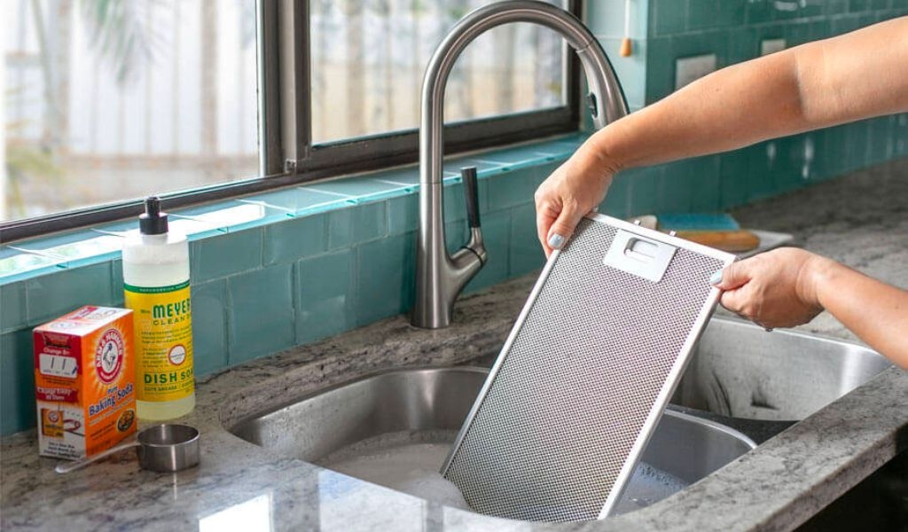 Hướng dẫn cách vệ sinh máy hút mùi đúng để khử mùi hiệu quả và sử dụng bền lâu 3