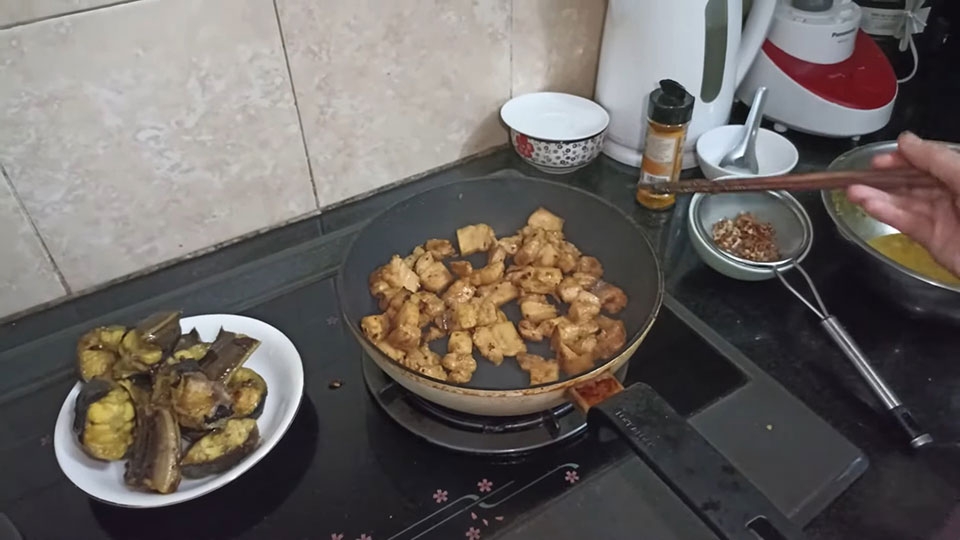 Xào thịt ba chỉ