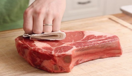 Cách ướp thịt cốt lết chiên hình 2