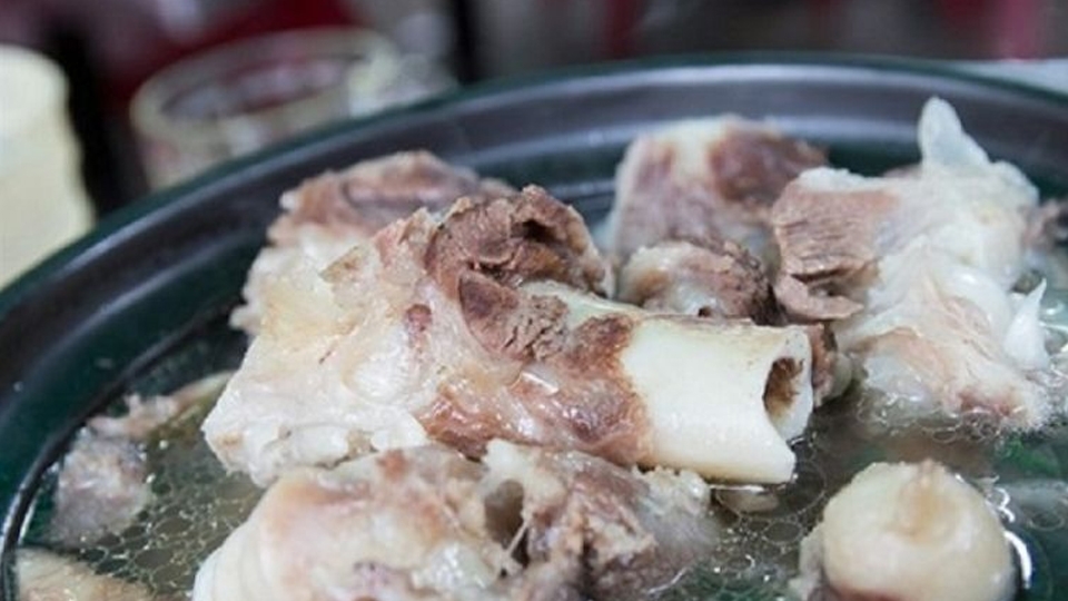 Ninh xương lợn tạo độ ngọt cho món ăn