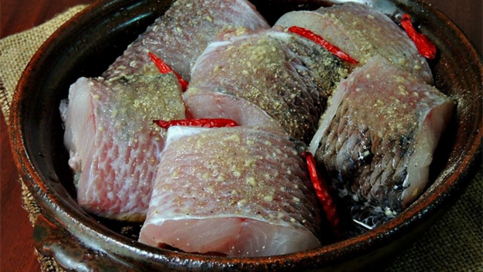 Ướp cá tầm với gia vị