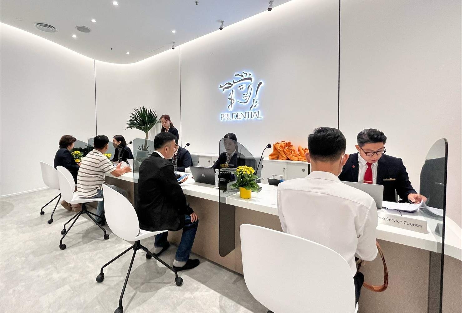 Tra cứu hợp đồng ngay quầy giao dịch