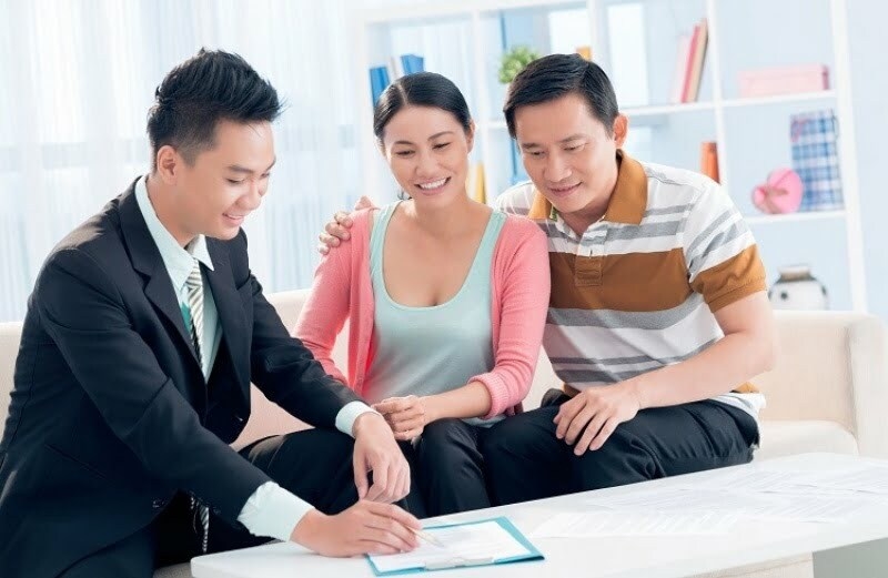 Có thể hỏi các nhân viên tư vấn bảo hiểm về điều khoản, quyền lợi trong hợp đồng