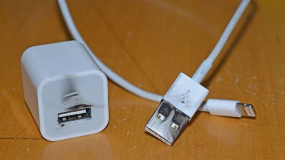 Do củ sạc và dây sạc bị lỗi