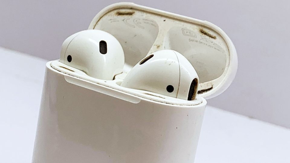 Tai nghe Airpod bị bụi bám