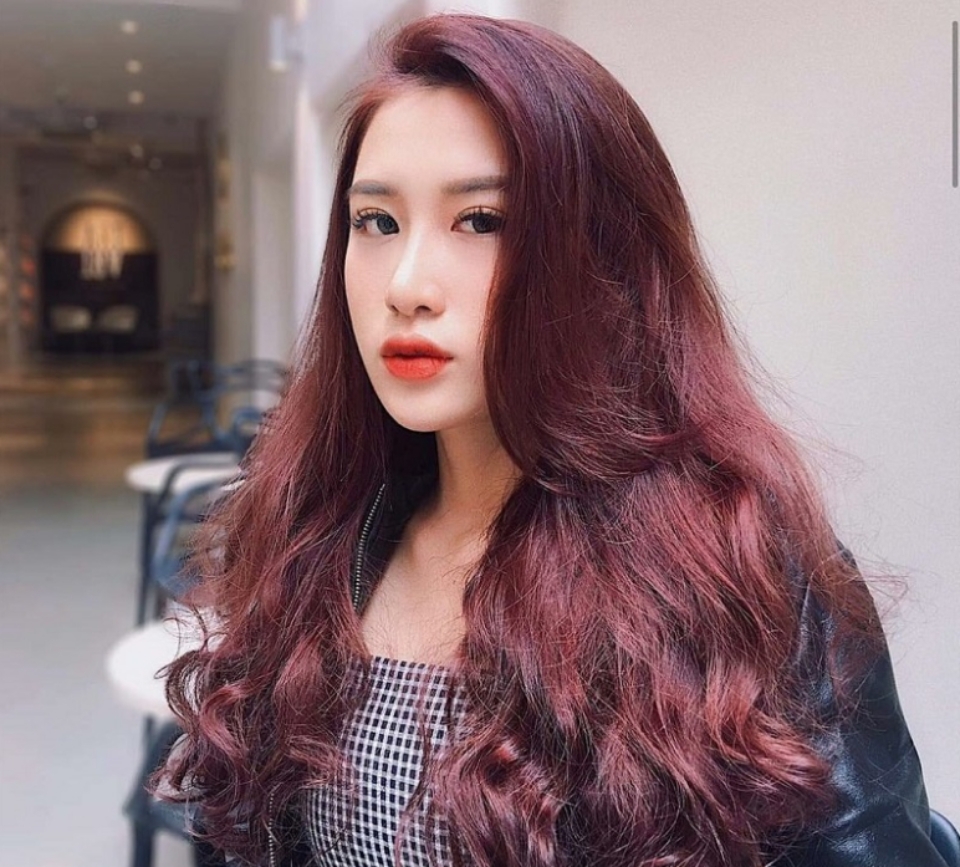 Tự tin thể hiện cá tính với màu tóc rượu vang ánh tím