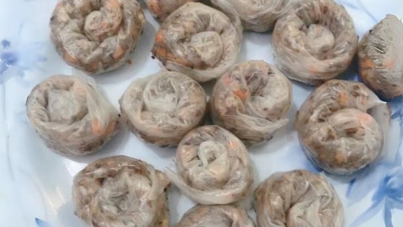 Thành phẩm bánh tráng lụi chấm nước sốt mắm me